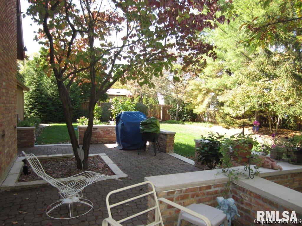 2201 Augusta Drive Springfield, IL 62704 - Photo 2 of 23