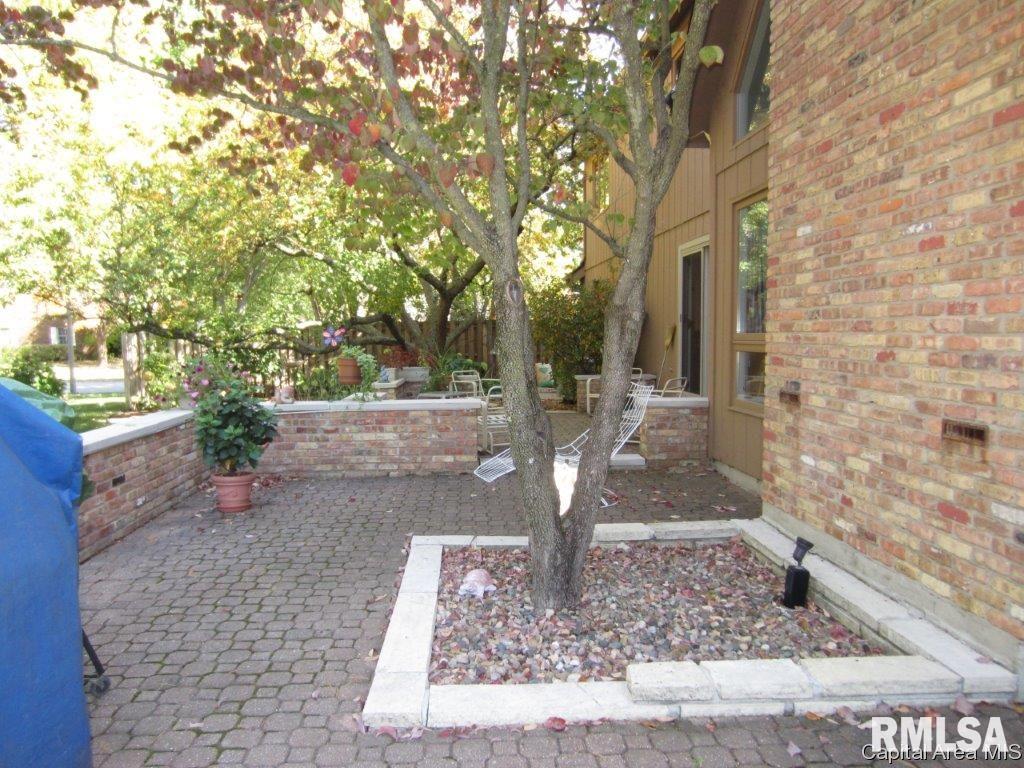 2201 Augusta Drive Springfield, IL 62704 - Photo 3 of 23