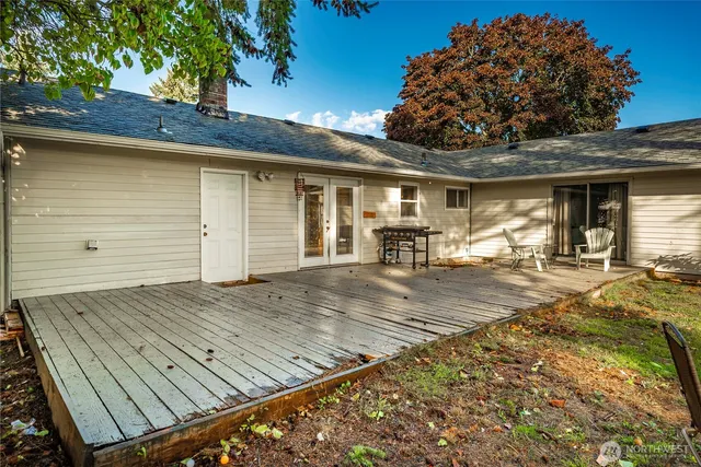 a view of house with backyard and tree