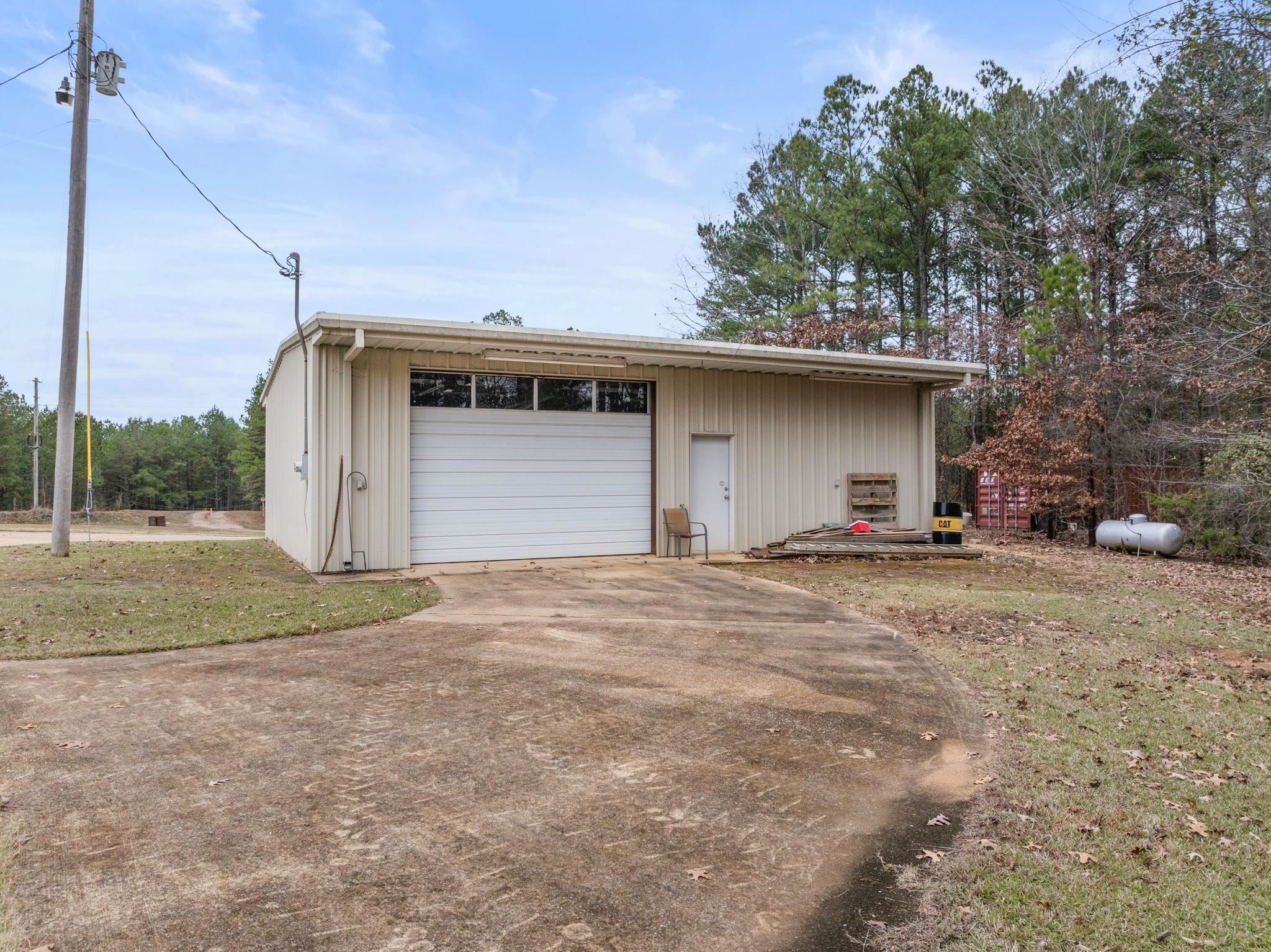 310 County Road 638 Corinth, MS 38834 - Photo 2 of 40 Garage with driveway
