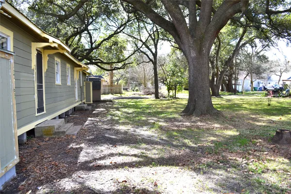 $975 | 102 South Beauregard Street, Alvin, TX 77511