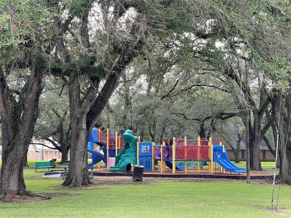 $975 | 102 South Beauregard Street, Alvin, TX 77511