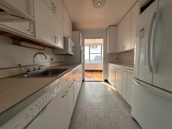 $179,900 | 5757 North Sheridan Road, Unit 18J, Chicago, IL 60660