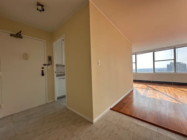 $179,900 | 5757 North Sheridan Road, Unit 18J, Chicago, IL 60660