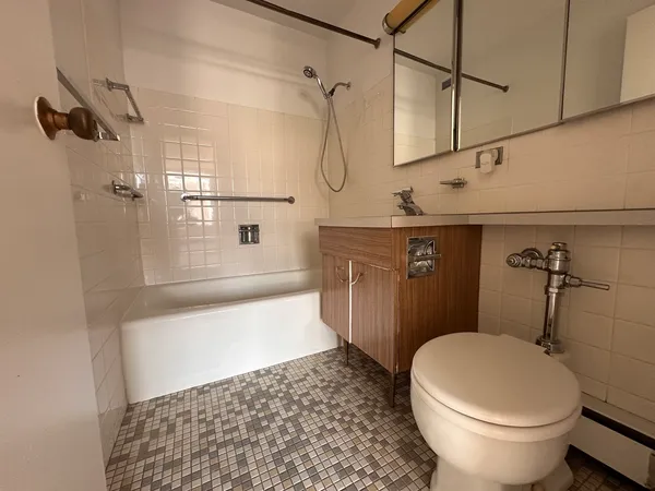 $179,900 | 5757 North Sheridan Road, Unit 18J, Chicago, IL 60660