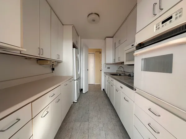 $179,900 | 5757 North Sheridan Road, Unit 18J, Chicago, IL 60660
