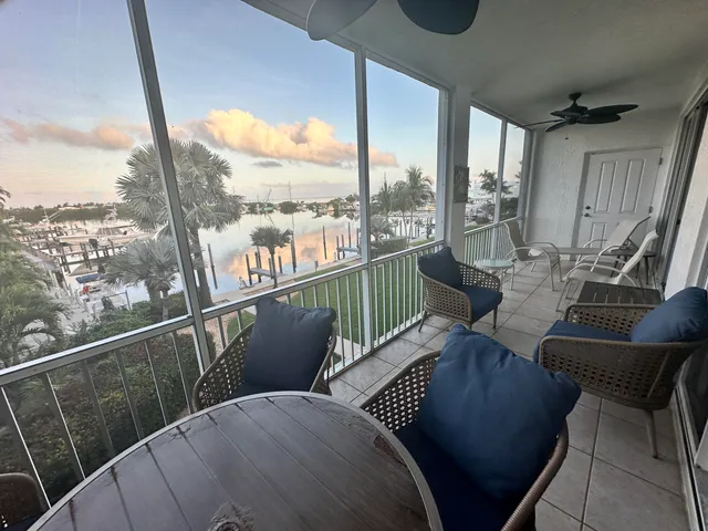 $895,000 | 101 Gulfview Drive, Unit 202 & 30' BOAT SLIP, Islamorada, FL 33036