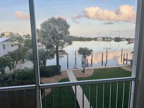 $860,000 | 101 Gulfview Drive, Unit 202 & 30' BOAT SLIP, Islamorada, FL 33036