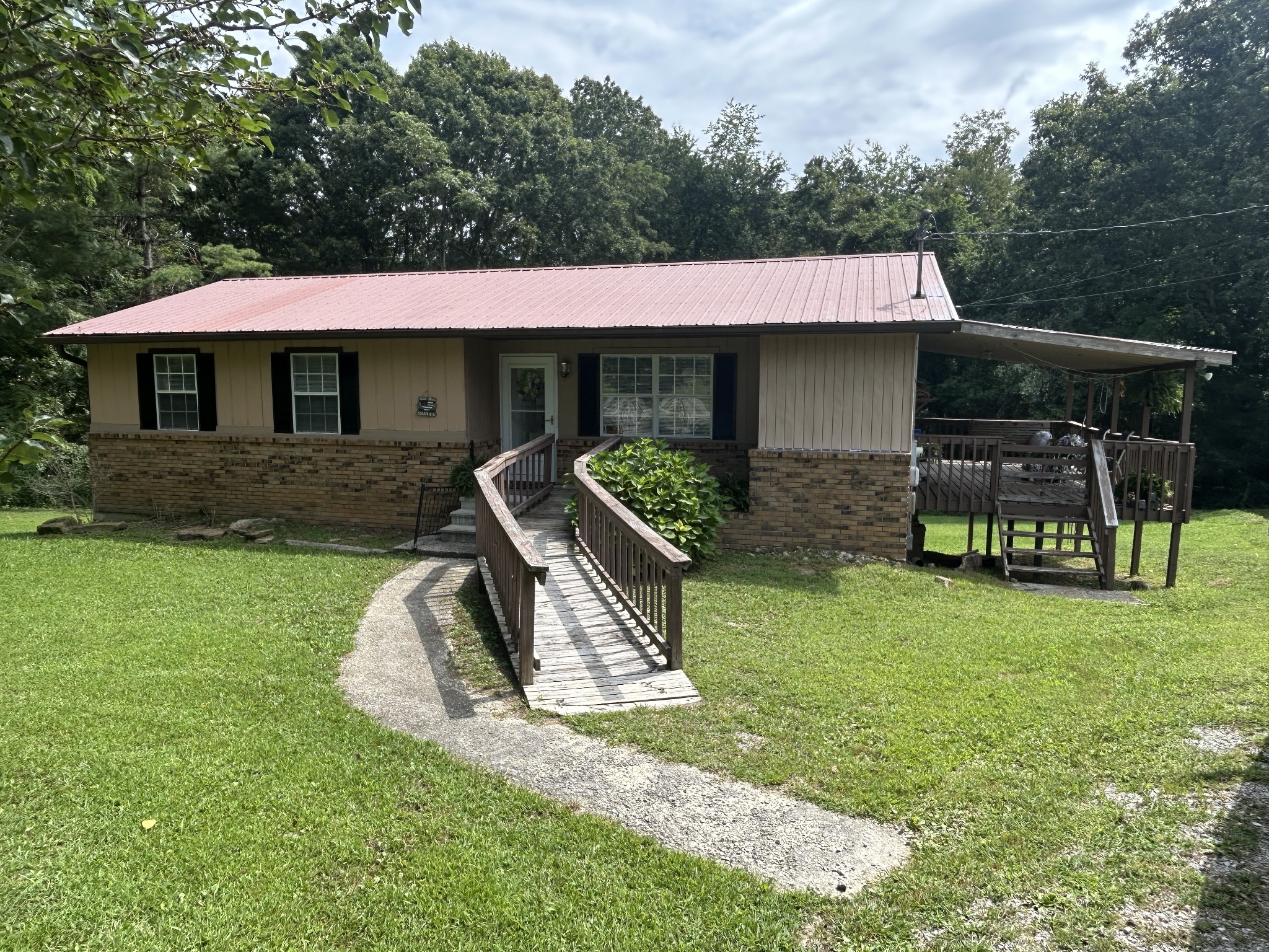 1041 Roysden Road Jamestown, TN 38556 - Photo 4 of 18 a front view of a house with garden