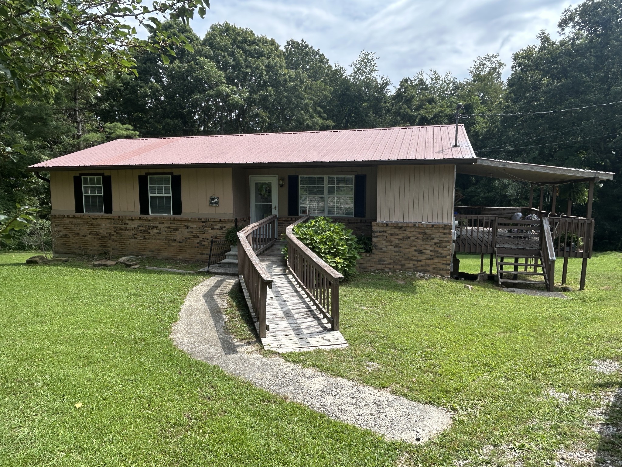 1041 Roysden Road Jamestown, TN 38556 - Photo 5 of 18 a front view of a house with garden