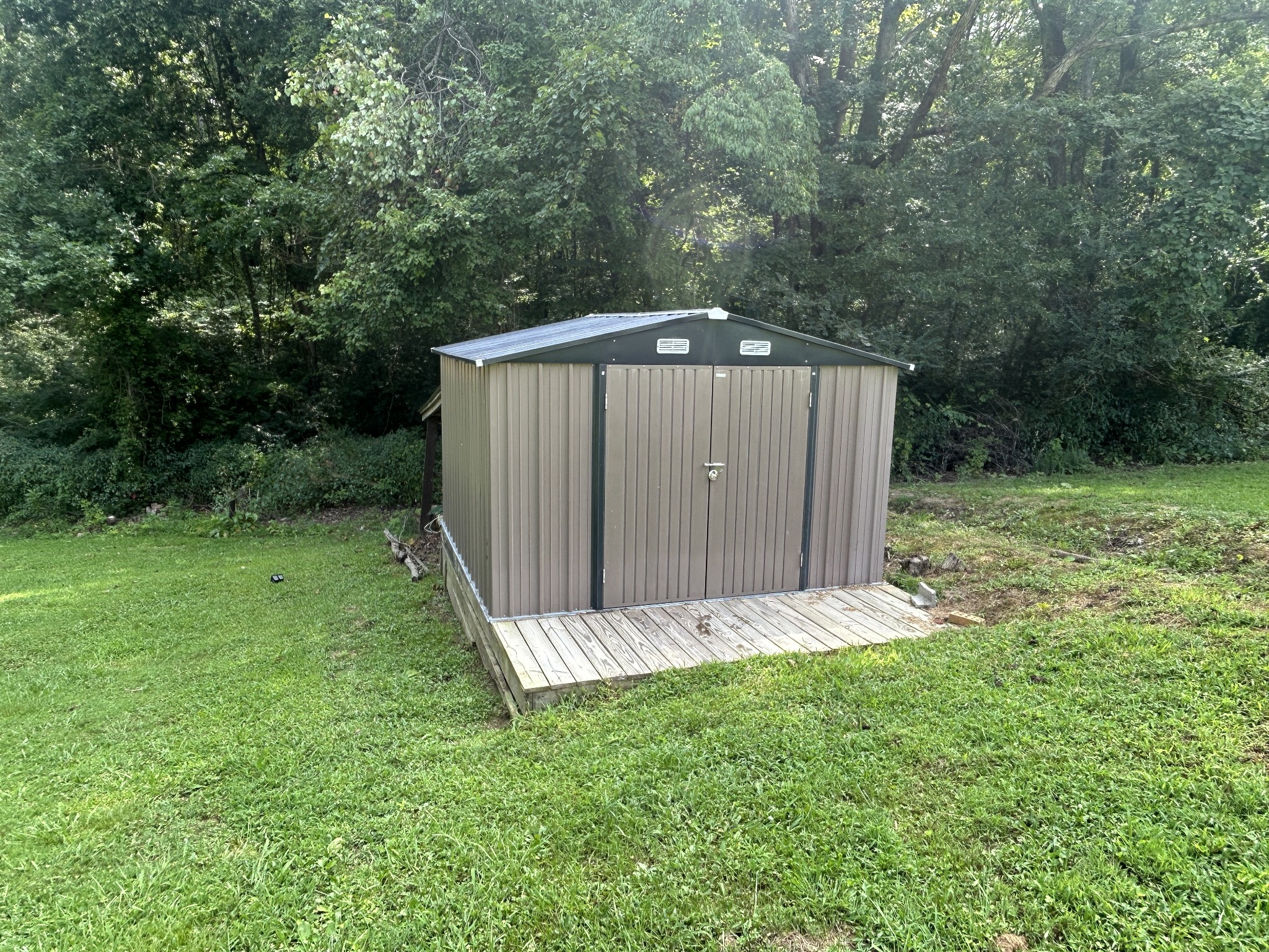 1041 Roysden Road Jamestown, TN 38556 - Photo 8 of 18 a view of a backyard with barn