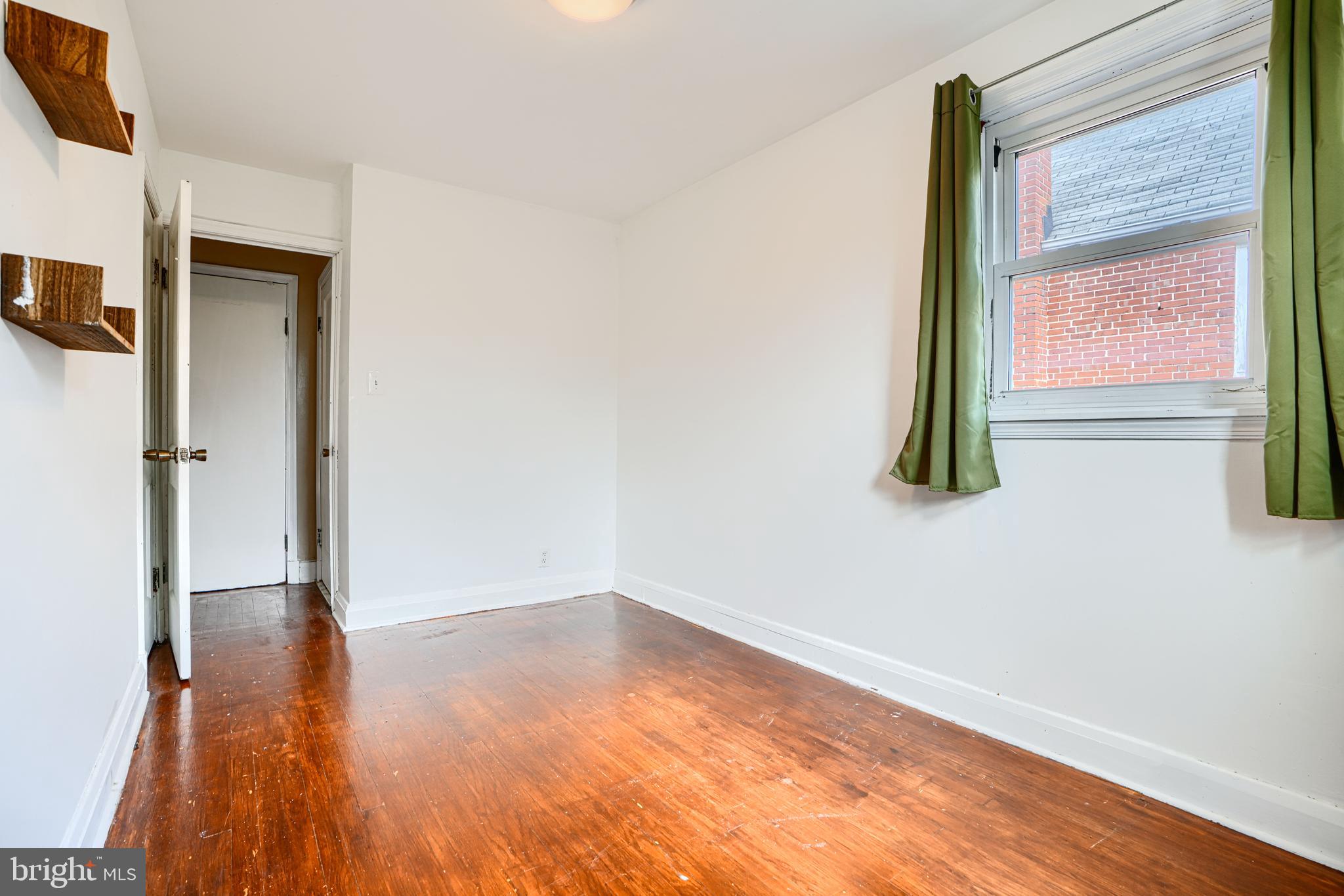 755 South Woodington Road Baltimore, MD 21229 - Photo 20 of 40 an empty room with wooden floor and a window