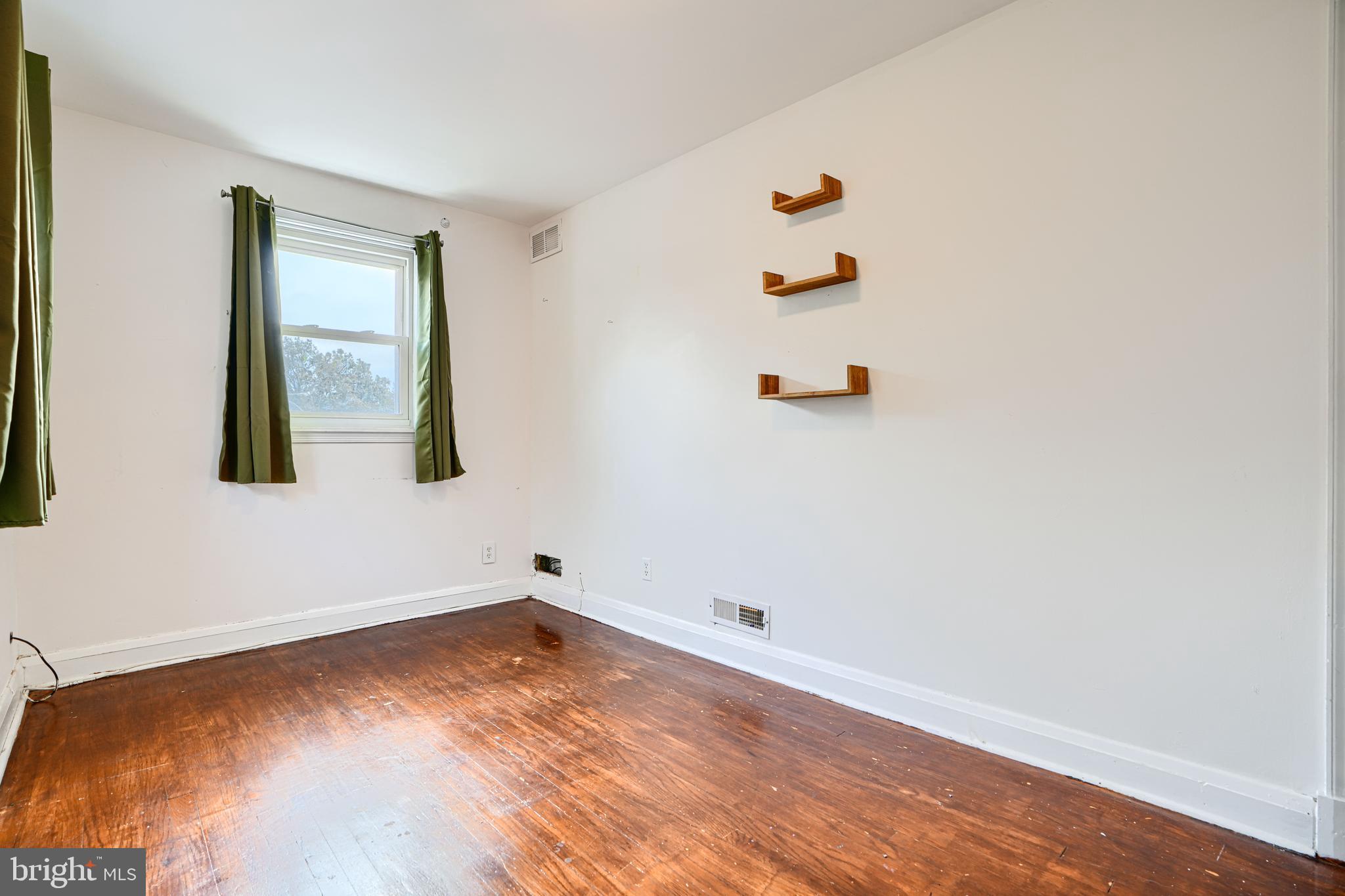 755 South Woodington Road Baltimore, MD 21229 - Photo 21 of 40 an empty room with a window