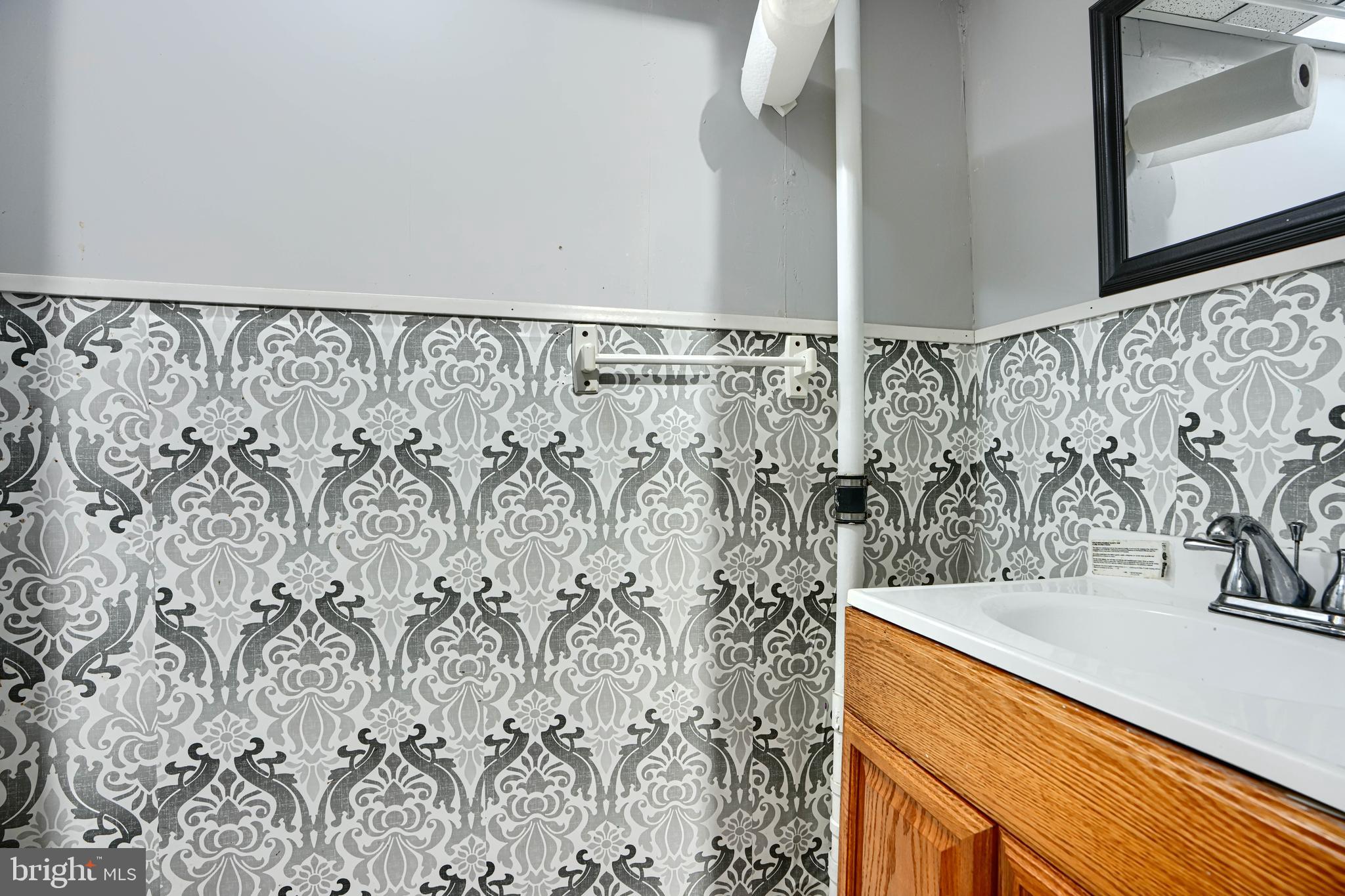 755 South Woodington Road Baltimore, MD 21229 - Photo 32 of 40 a view of bathroom