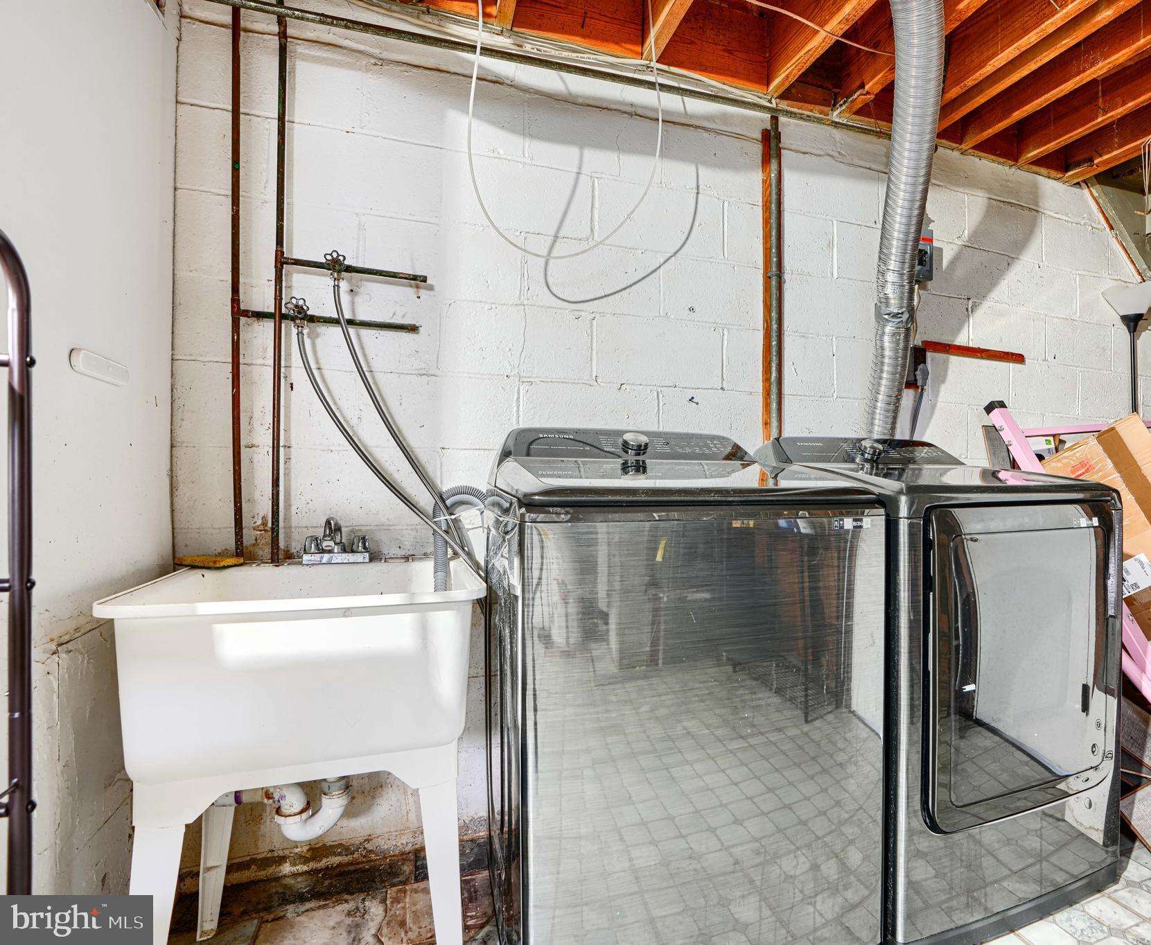 755 South Woodington Road Baltimore, MD 21229 - Photo 35 of 40 a bathroom with a sink a mirror and a bathtub