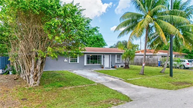 a view of a yard in front of house