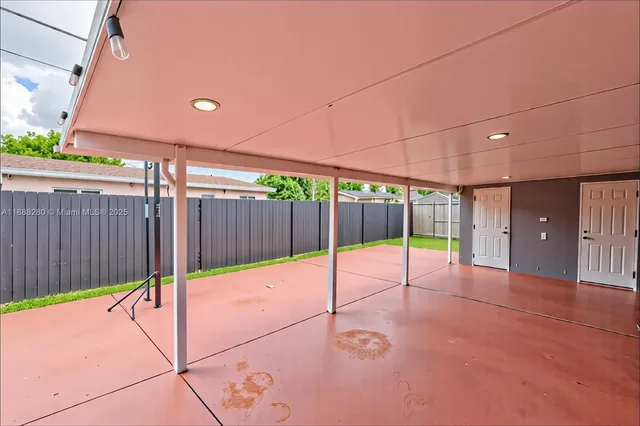 a view of a backyard