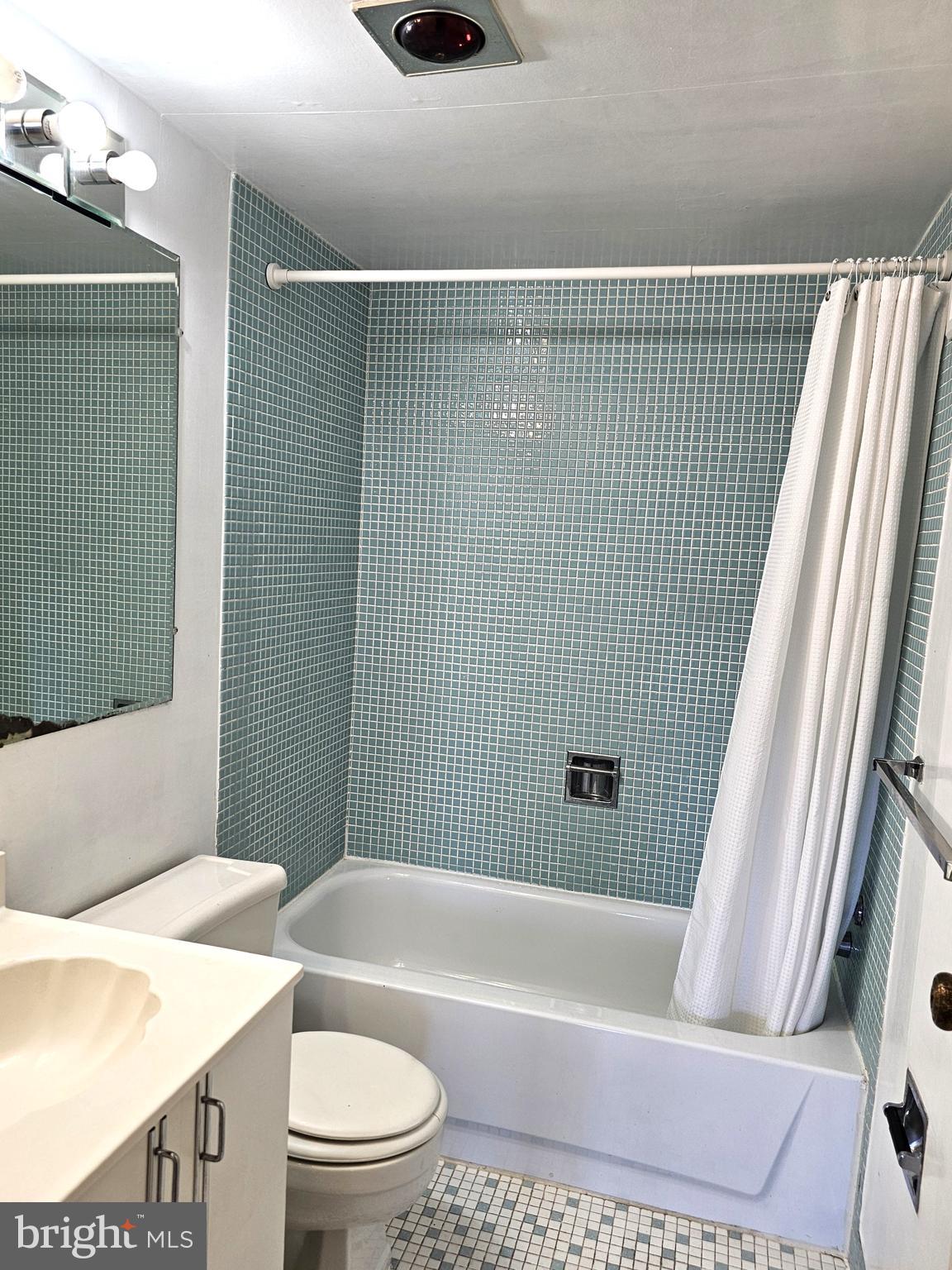 100 West Avenue, Unit 407S Jenkintown, PA 19046 - Photo 16 of 42 a bathroom with a toilet a sink and bathtub