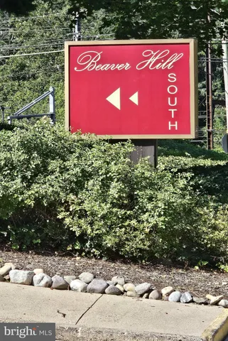 a sign that is sitting in front of a building