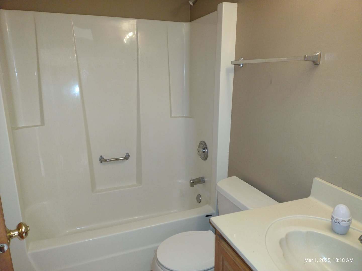 41 Manor Drive Matteson, IL 60443 - Photo 13 of 45 a bathroom with a sink toilet and shower