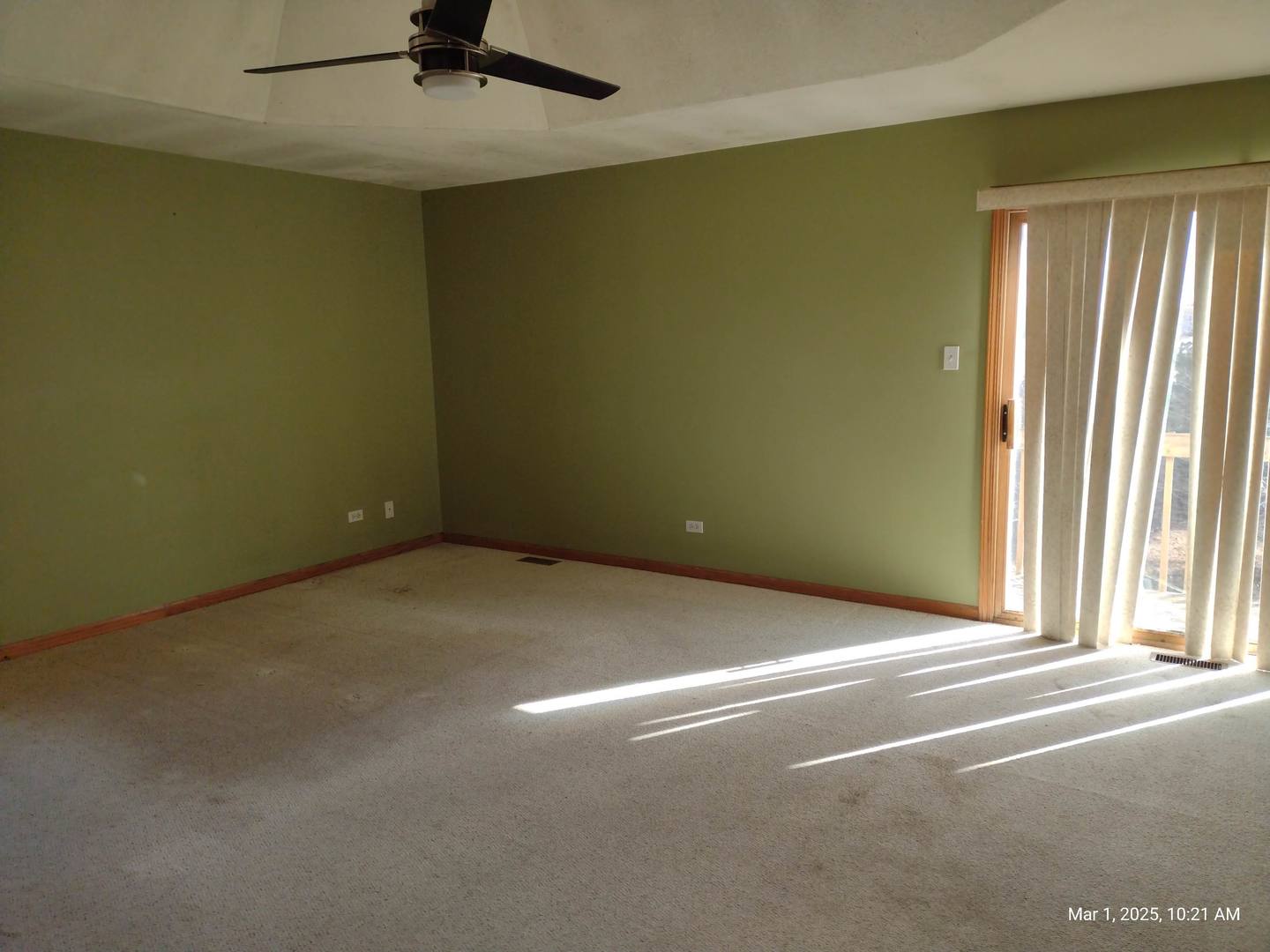 41 Manor Drive Matteson, IL 60443 - Photo 27 of 45 an empty room with a window and a ceiling fan