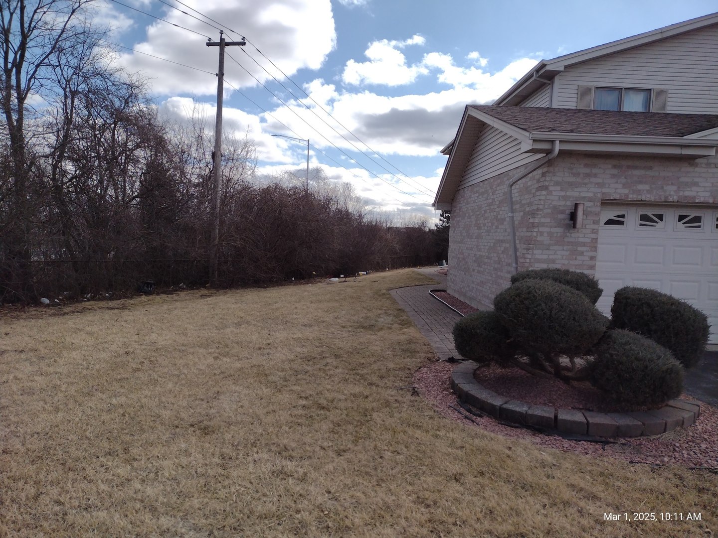 41 Manor Drive Matteson, IL 60443 - Photo 5 of 45 a living room with furniture and a fireplace