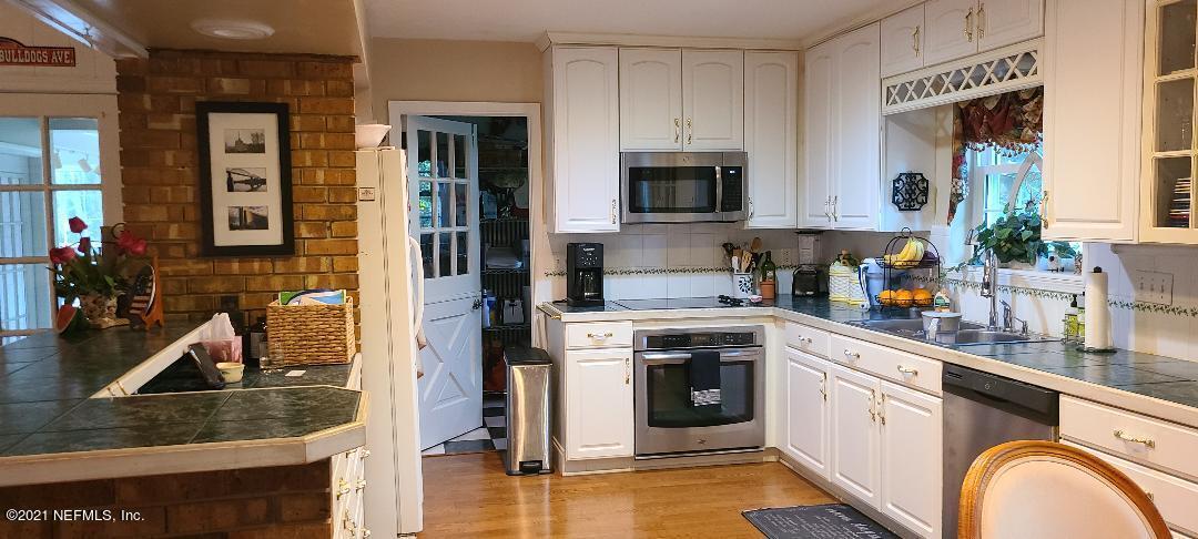 2528 Red Fox Road Orange Park, FL 32073 - Photo 3 of 24 Kitchen