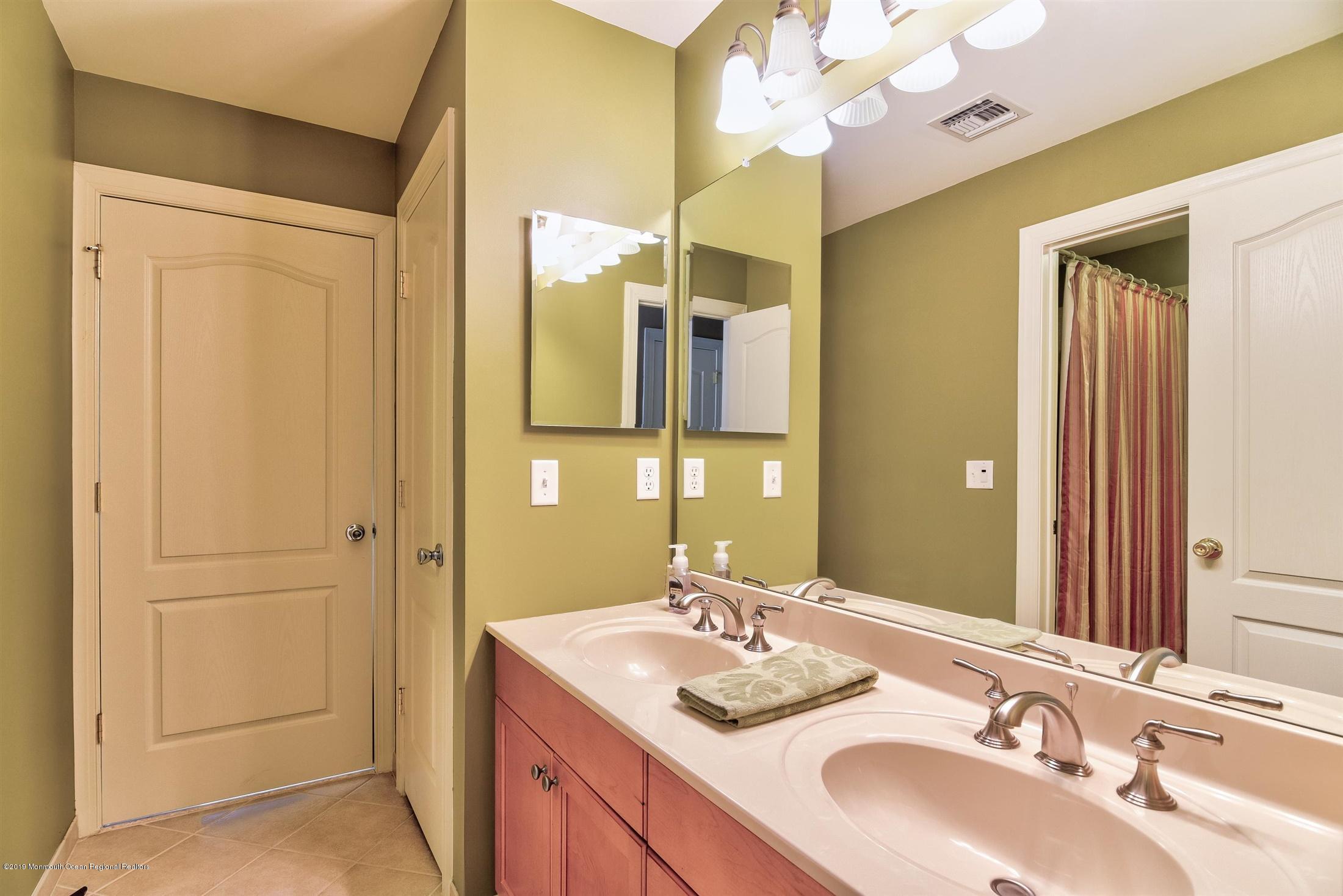 81 Mill Pond Road Jackson, NJ 08527 - Photo 36 of 67 37-Jack and Jill Bathroom