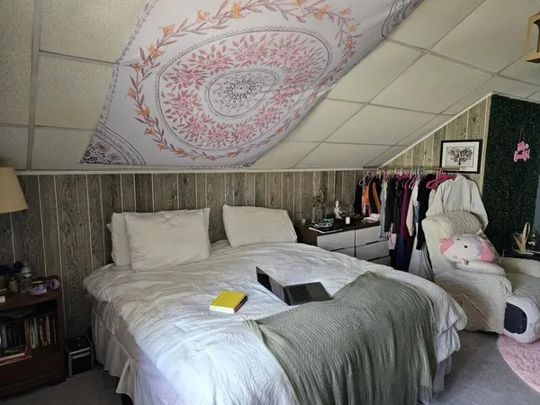 a bed room with two beds and a desk