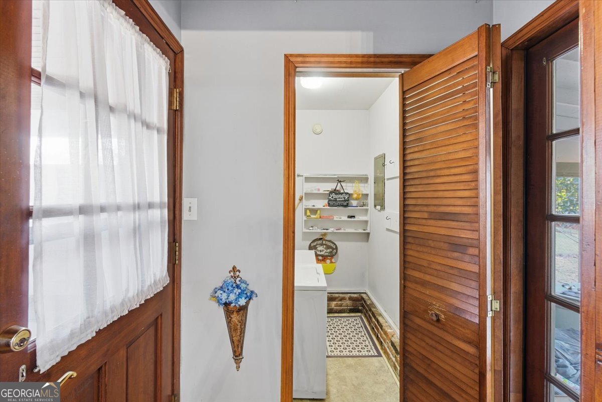 129 George West Road Cedartown, GA 30125 - Photo 18 of 36 a view of hallway and closet