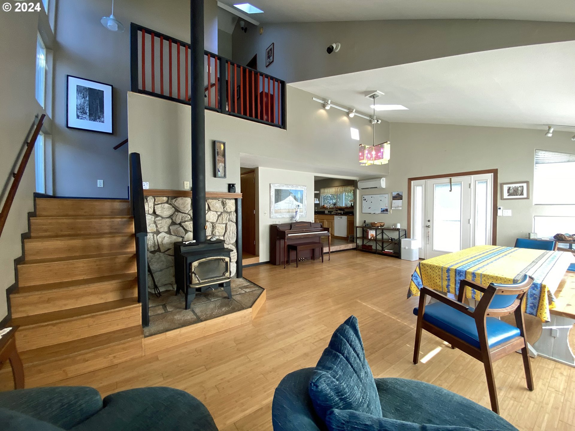 270 Allen Lane Brookings, OR 97415 - Photo 15 of 47 Living Room/Dining Room