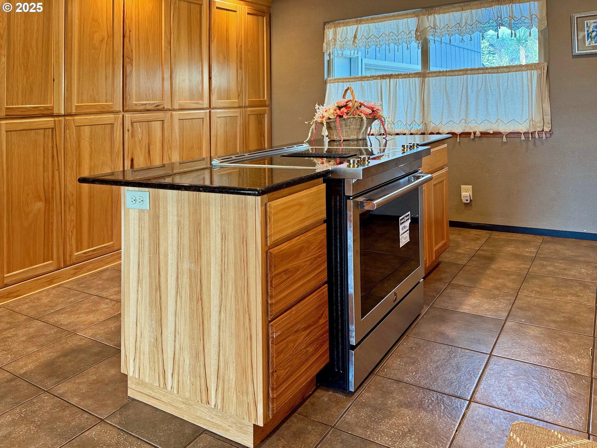 270 Allen Lane Brookings, OR 97415 - Photo 16 of 47 Kitchen