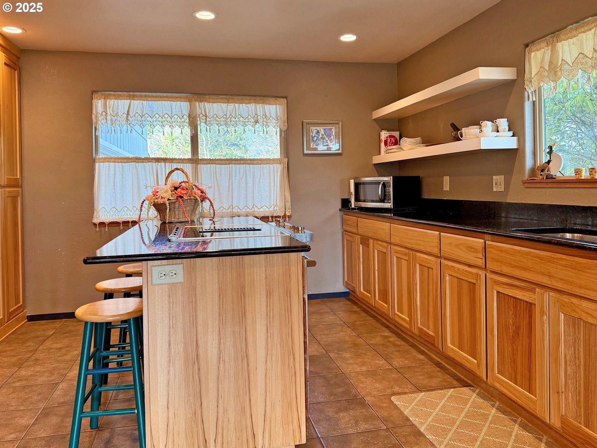 270 Allen Lane Brookings, OR 97415 - Photo 17 of 47 Kitchen