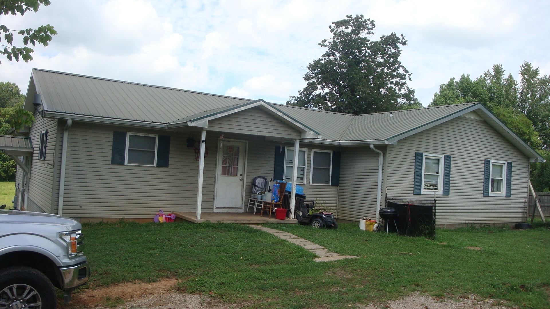 a view of a house with a backyard