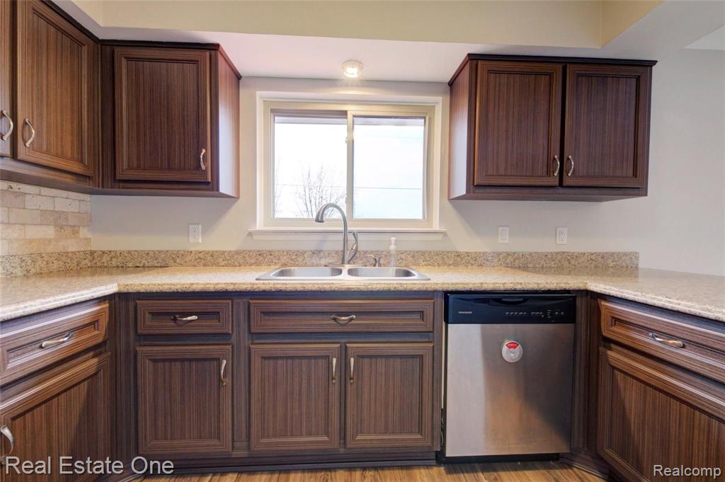 2400 Patterson Lake Road Pinckney, MI 48169 - Photo 4 of 48