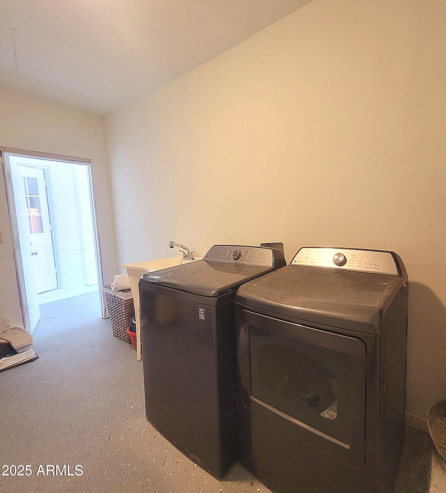 4028 East Edgemont Avenue Phoenix, AZ 85018 - Photo 25 of 27 a utility room with dryer and washer