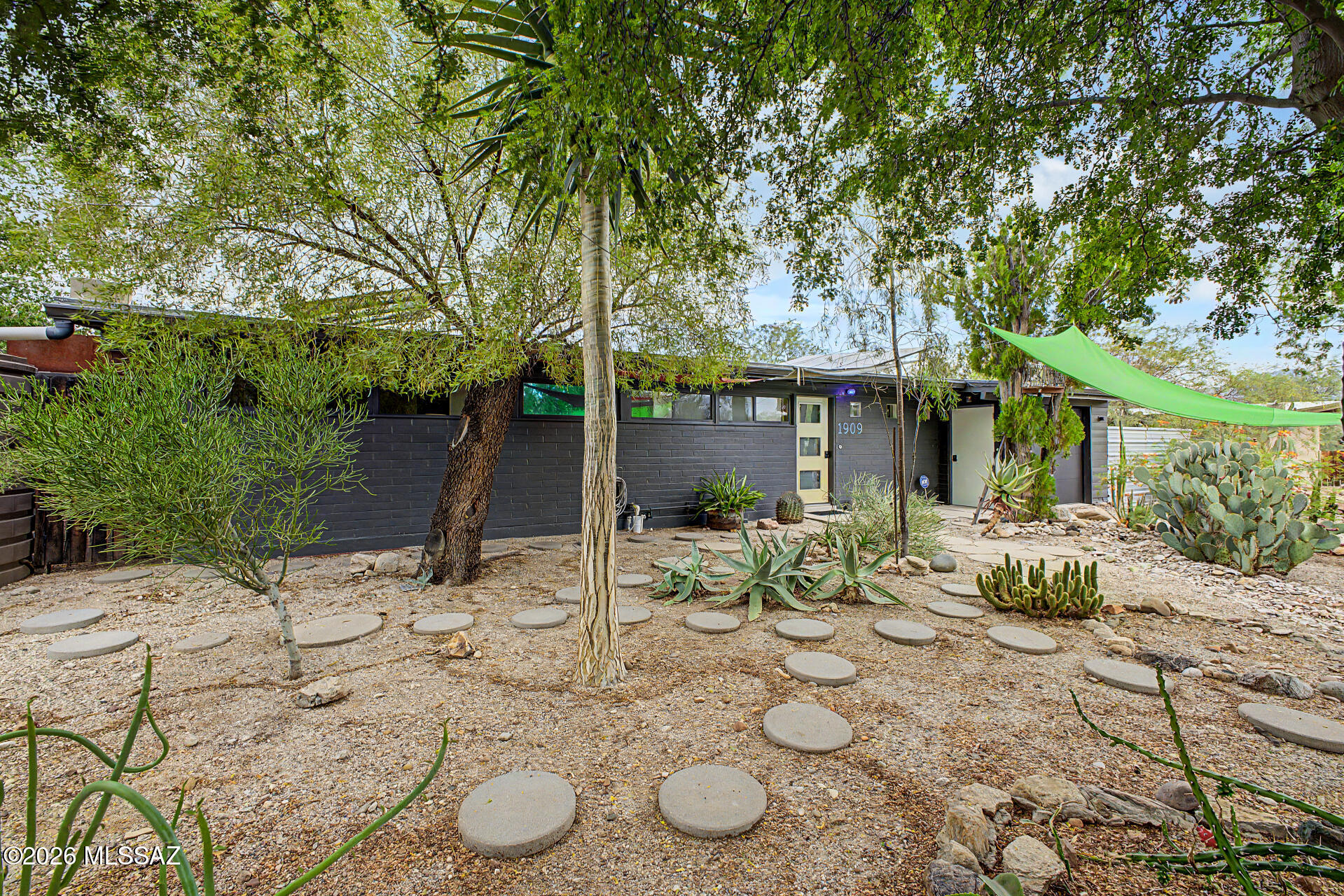 1909 North Ridgeway Road Tucson, AZ 85712 - Photo 1 of 41 Private front yard