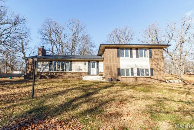 $284,900 | 20193 Southwest Oakwood Drive, Lebanon, MO 65536