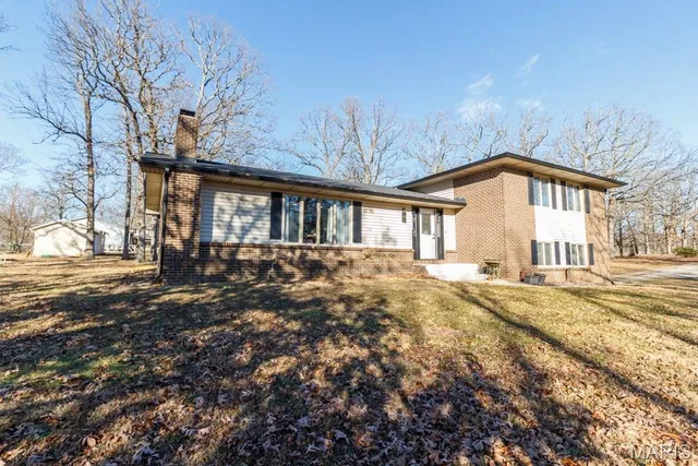 $284,900 | 20193 Southwest Oakwood Drive, Lebanon, MO 65536