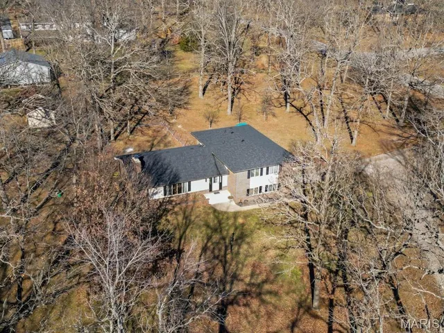 $284,900 | 20193 Southwest Oakwood Drive, Lebanon, MO 65536