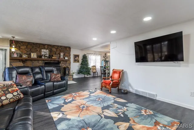 $284,900 | 20193 Southwest Oakwood Drive, Lebanon, MO 65536