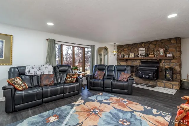 $284,900 | 20193 Southwest Oakwood Drive, Lebanon, MO 65536