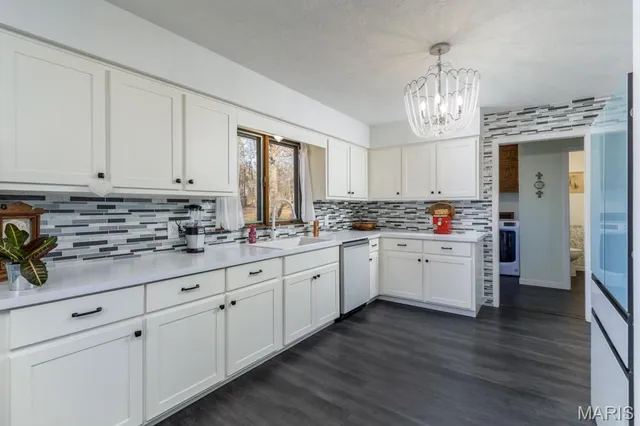 $284,900 | 20193 Southwest Oakwood Drive, Lebanon, MO 65536