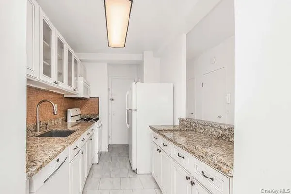 $2,450 | 6 Fordham Hill Ovl, Unit 15F | University Heights