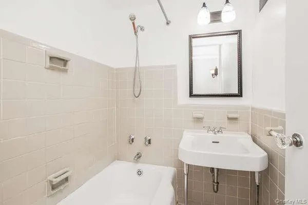 $2,450 | 6 Fordham Hill Ovl, Unit 15F | University Heights