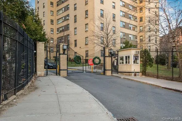$2,450 | 6 Fordham Hill Ovl, Unit 15F | University Heights