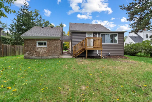a front view of house with yard and garage