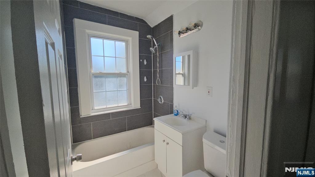 264-266 Pomona Avenue, Unit 3 Newark, NJ 07112 - Photo 23 of 27 a bathroom with a bathtub and a sink