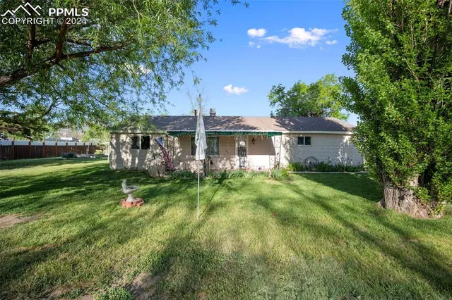 a view of a house with a backyard