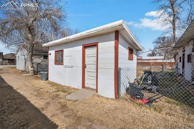 a view of backyard of the house